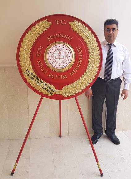MİLLİ EĞİTİM MÜDÜRLÜĞÜ ÇELENK KABARTMA KIRMIZI METAL ÇELENK ÇAPRAZ YAPRAKLI