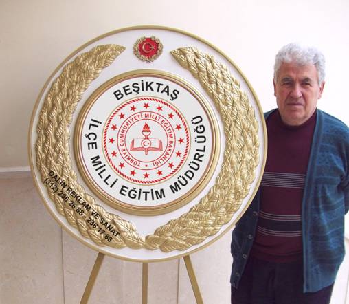 YENİ MİLLİ EĞİTİM BAKANLIĞI AMBLEMLİ LOGOLU FİBERGLAS İLÇE MİLLİ EĞİTİM MÜDÜRLÜĞÜ ÇELENGİ BEYAZ